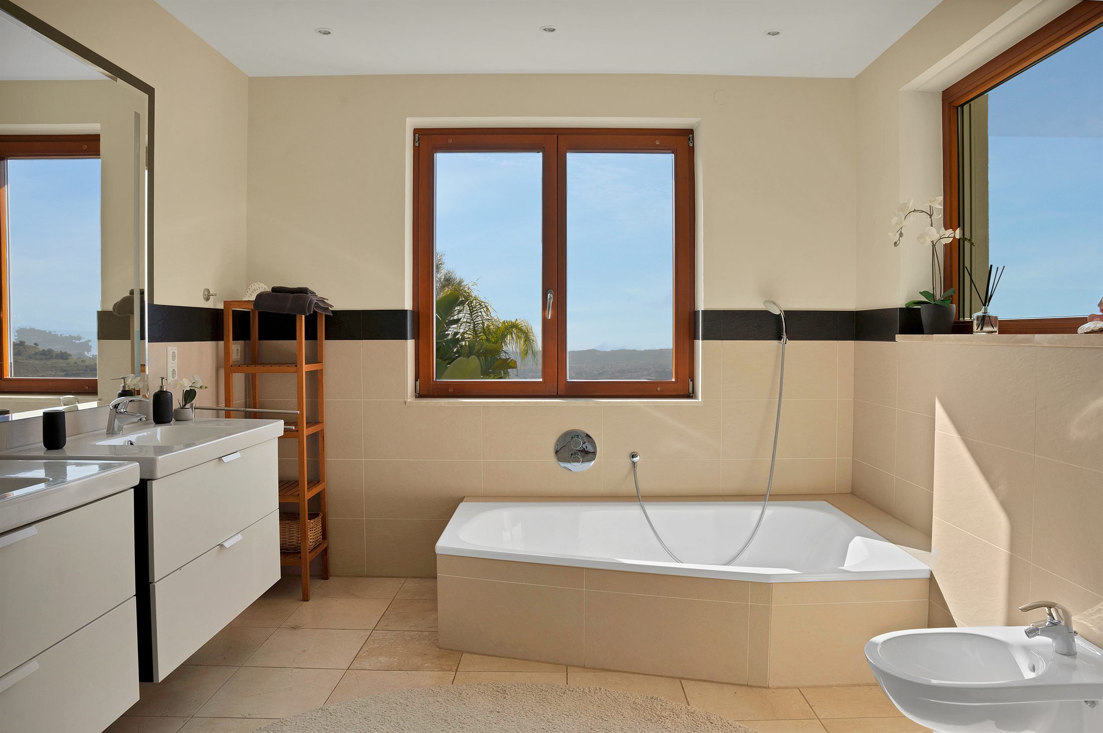 Bathroom with bathtub and sea view