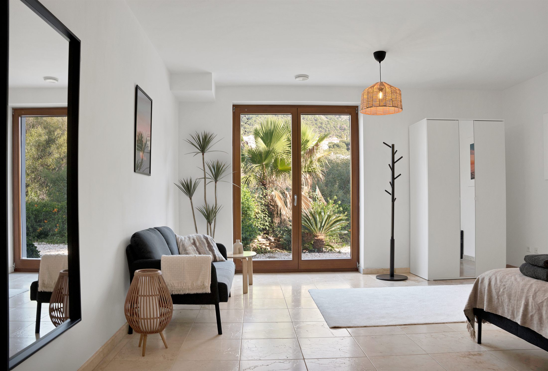 Studio bedroom with kitchenette