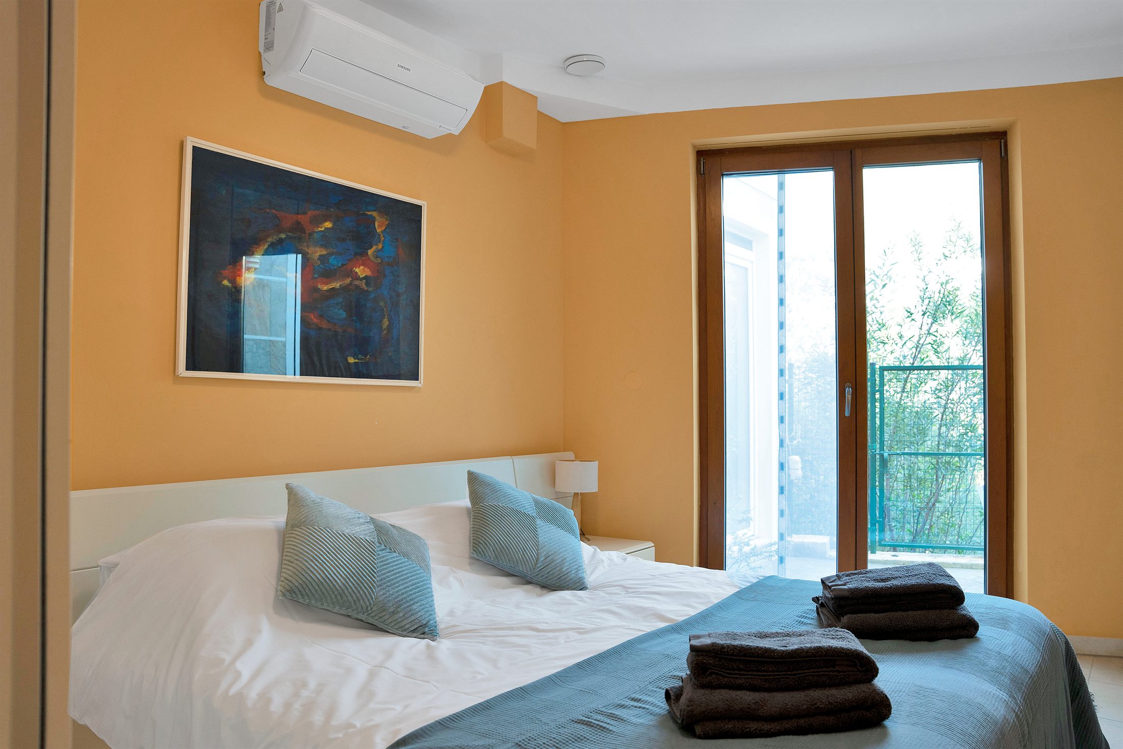 Bedroom with garden view