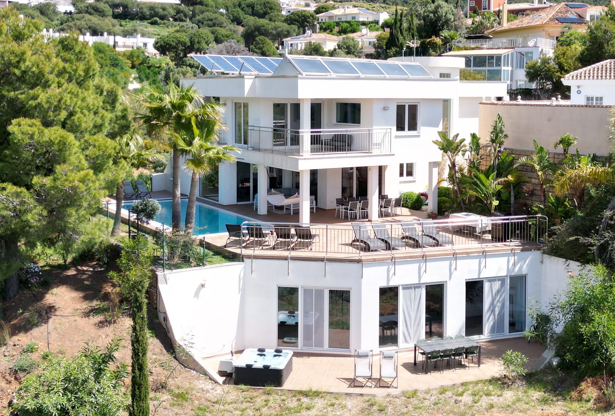 Facade, pool and jacuzzi
