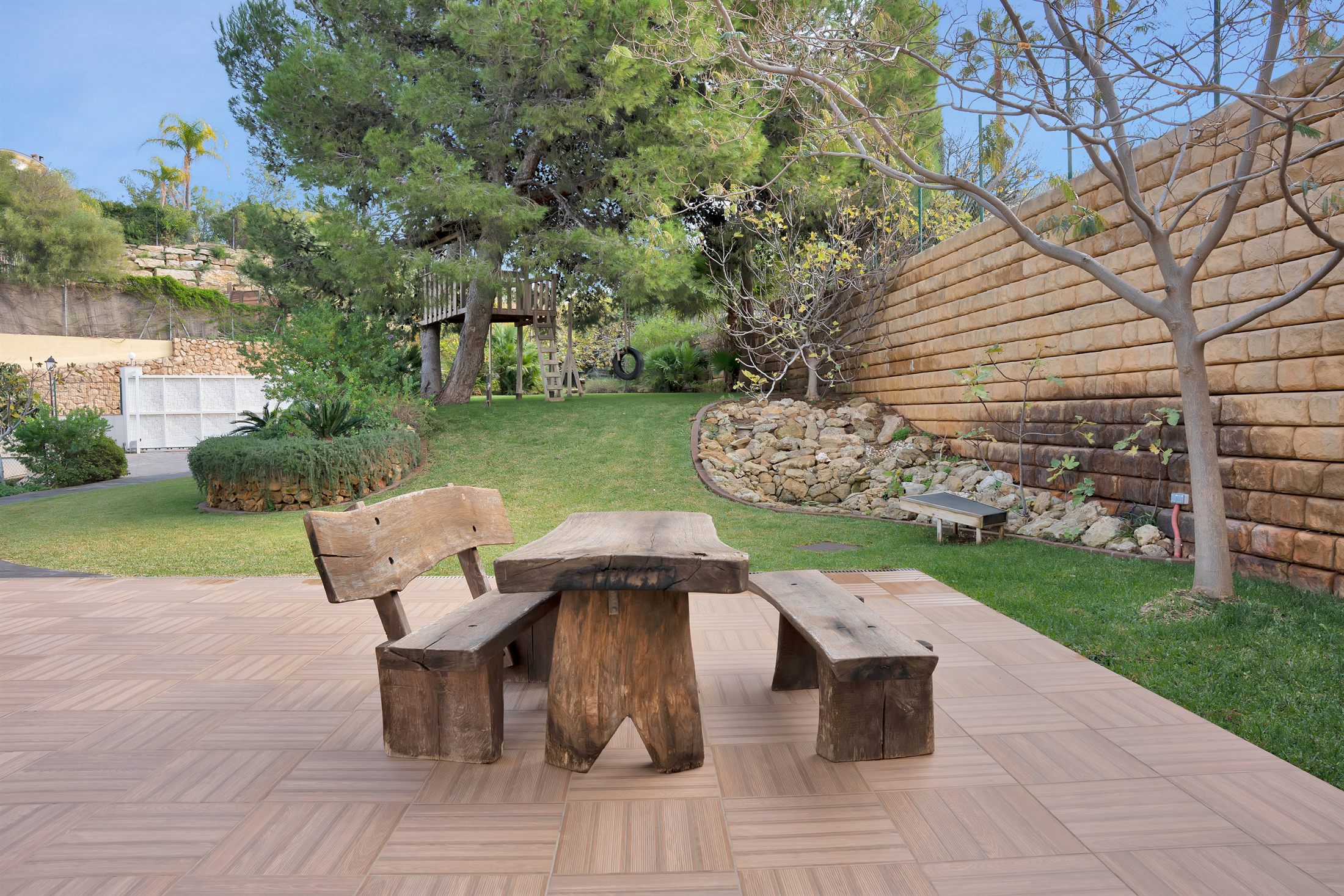 Garden picnic table